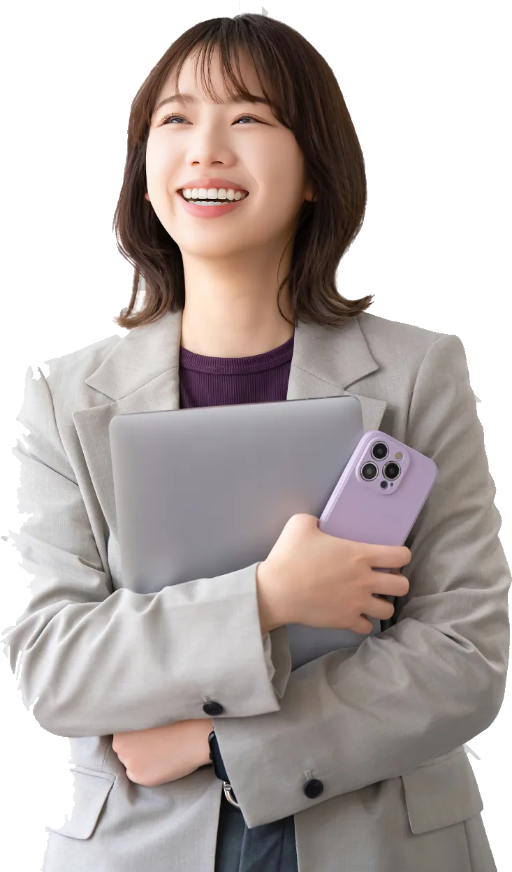 ノートPCとスマホを持つ20代