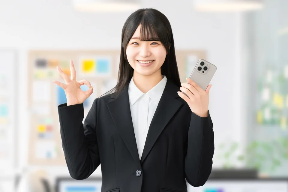 スマホを持つ20代女性