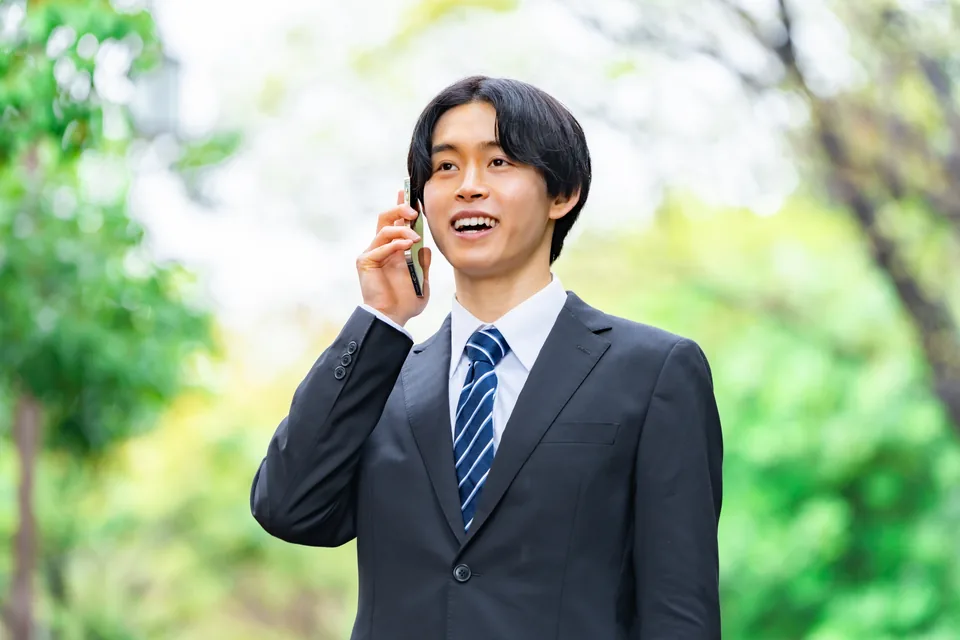 電話する20代男性