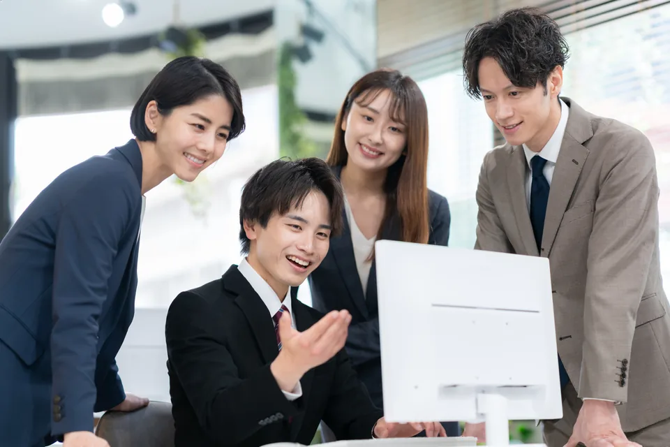 相談先を案内するアドバイザーたち